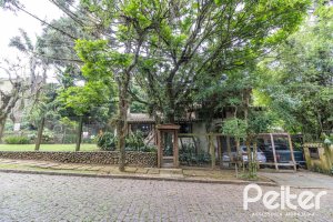 Casa à venda com 192m², 4 dormitórios, 1 suíte, 4 vagas, no bairro Ipanema em Porto Alegre
