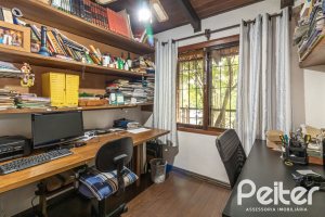 Casa à venda com 192m², 4 dormitórios, 1 suíte, 4 vagas, no bairro Ipanema em Porto Alegre