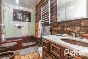 Casa à venda com 192m², 4 dormitórios, 1 suíte, 4 vagas, no bairro Ipanema em Porto Alegre