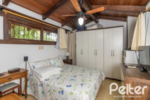 Casa à venda com 192m², 4 dormitórios, 1 suíte, 4 vagas, no bairro Ipanema em Porto Alegre