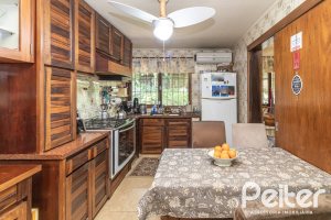 Casa à venda com 192m², 4 dormitórios, 1 suíte, 4 vagas, no bairro Ipanema em Porto Alegre