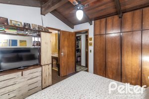 Casa à venda com 192m², 4 dormitórios, 1 suíte, 4 vagas, no bairro Ipanema em Porto Alegre