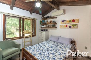 Casa à venda com 192m², 4 dormitórios, 1 suíte, 4 vagas, no bairro Ipanema em Porto Alegre