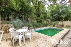 Casa à venda com 192m², 4 dormitórios, 1 suíte, 4 vagas, no bairro Ipanema em Porto Alegre