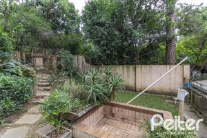 Casa à venda com 192m², 4 dormitórios, 1 suíte, 4 vagas, no bairro Ipanema em Porto Alegre