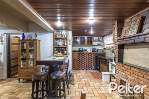 Casa à venda com 192m², 4 dormitórios, 1 suíte, 4 vagas, no bairro Ipanema em Porto Alegre