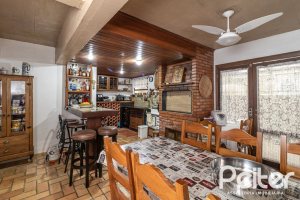 Casa à venda com 192m², 4 dormitórios, 1 suíte, 4 vagas, no bairro Ipanema em Porto Alegre