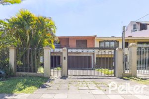 Casa à venda com 459m², 4 dormitórios, 2 suítes, 4 vagas, no bairro Cristal em Porto Alegre