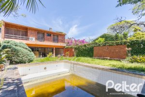 Casa à venda com 459m², 4 dormitórios, 2 suítes, 4 vagas, no bairro Cristal em Porto Alegre