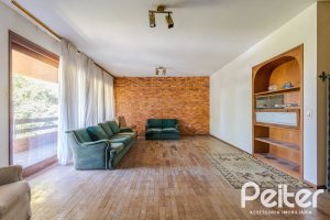 Casa à venda com 459m², 4 dormitórios, 2 suítes, 4 vagas, no bairro Cristal em Porto Alegre