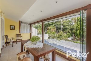 Casa em Condomínio à venda com 259m², 3 dormitórios, 1 suíte, 3 vagas, no bairro Vila Nova em Porto Alegre