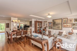 Casa em Condomínio à venda com 259m², 3 dormitórios, 1 suíte, 3 vagas, no bairro Vila Nova em Porto Alegre