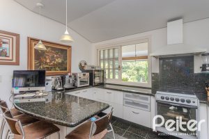 Casa em Condomínio à venda com 259m², 3 dormitórios, 1 suíte, 3 vagas, no bairro Vila Nova em Porto Alegre