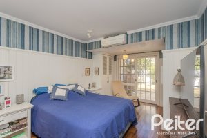 Casa em Condomínio à venda com 259m², 3 dormitórios, 1 suíte, 3 vagas, no bairro Vila Nova em Porto Alegre