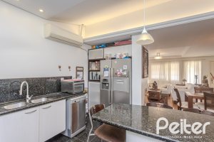 Casa em Condomínio à venda com 259m², 3 dormitórios, 1 suíte, 3 vagas, no bairro Vila Nova em Porto Alegre