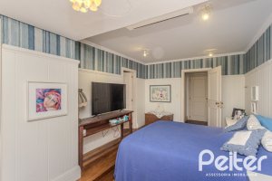 Casa em Condomínio à venda com 259m², 3 dormitórios, 1 suíte, 3 vagas, no bairro Vila Nova em Porto Alegre