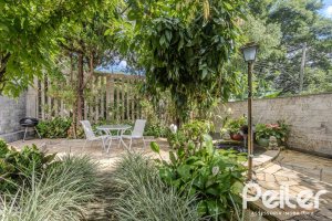 Casa em Condomínio à venda com 259m², 3 dormitórios, 1 suíte, 3 vagas, no bairro Vila Nova em Porto Alegre