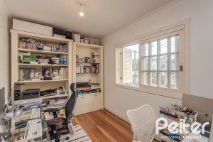 Casa em Condomínio à venda com 259m², 3 dormitórios, 1 suíte, 3 vagas, no bairro Vila Nova em Porto Alegre