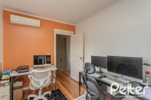 Casa em Condomínio à venda com 259m², 3 dormitórios, 1 suíte, 3 vagas, no bairro Vila Nova em Porto Alegre