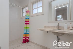 Casa em Condomínio à venda com 259m², 3 dormitórios, 1 suíte, 3 vagas, no bairro Vila Nova em Porto Alegre