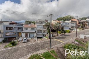 Casa em Condomínio à venda com 259m², 3 dormitórios, 1 suíte, 3 vagas, no bairro Vila Nova em Porto Alegre