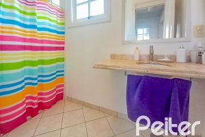 Casa em Condomínio à venda com 259m², 3 dormitórios, 1 suíte, 3 vagas, no bairro Vila Nova em Porto Alegre