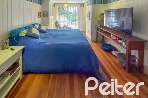 Casa em Condomínio à venda com 259m², 3 dormitórios, 1 suíte, 3 vagas, no bairro Vila Nova em Porto Alegre