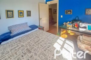 Casa em Condomínio à venda com 259m², 3 dormitórios, 1 suíte, 3 vagas, no bairro Vila Nova em Porto Alegre