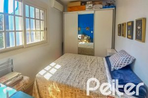 Casa em Condomínio à venda com 259m², 3 dormitórios, 1 suíte, 3 vagas, no bairro Vila Nova em Porto Alegre