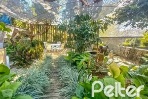 Casa em Condomínio à venda com 259m², 3 dormitórios, 1 suíte, 3 vagas, no bairro Vila Nova em Porto Alegre