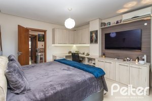 Casa à venda com 237m², 3 dormitórios, 1 suíte, 4 vagas, no bairro Vila Assunção em Porto Alegre