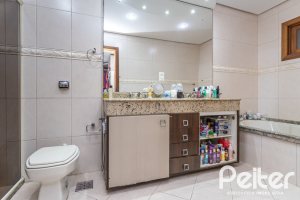 Casa à venda com 237m², 3 dormitórios, 1 suíte, 4 vagas, no bairro Vila Assunção em Porto Alegre