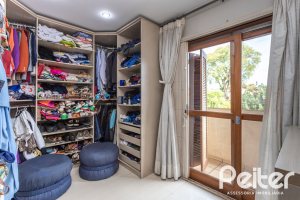 Casa à venda com 237m², 3 dormitórios, 1 suíte, 4 vagas, no bairro Vila Assunção em Porto Alegre