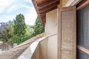 Casa à venda com 237m², 3 dormitórios, 1 suíte, 4 vagas, no bairro Vila Assunção em Porto Alegre