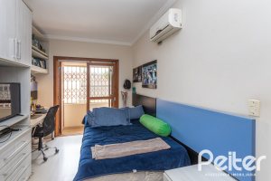 Casa à venda com 237m², 3 dormitórios, 1 suíte, 4 vagas, no bairro Vila Assunção em Porto Alegre