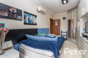 Casa à venda com 237m², 3 dormitórios, 1 suíte, 4 vagas, no bairro Vila Assunção em Porto Alegre