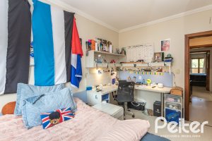 Casa à venda com 237m², 3 dormitórios, 1 suíte, 4 vagas, no bairro Vila Assunção em Porto Alegre