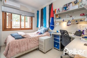 Casa à venda com 237m², 3 dormitórios, 1 suíte, 4 vagas, no bairro Vila Assunção em Porto Alegre