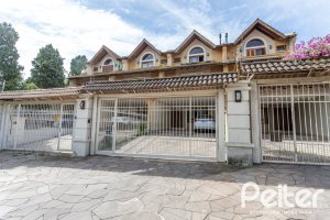 Casa à venda com 237m², 3 dormitórios, 1 suíte, 4 vagas, no bairro Vila Assunção em Porto Alegre