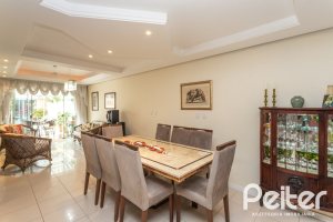 Casa à venda com 237m², 3 dormitórios, 1 suíte, 4 vagas, no bairro Vila Assunção em Porto Alegre