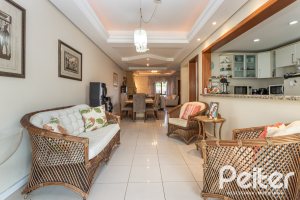 Casa à venda com 237m², 3 dormitórios, 1 suíte, 4 vagas, no bairro Vila Assunção em Porto Alegre