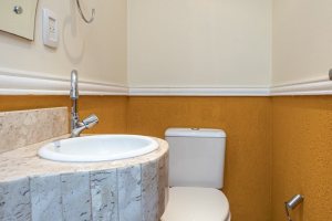 Casa à venda com 237m², 3 dormitórios, 1 suíte, 4 vagas, no bairro Vila Assunção em Porto Alegre