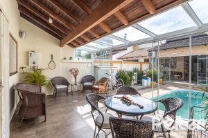 Casa à venda com 237m², 3 dormitórios, 1 suíte, 4 vagas, no bairro Vila Assunção em Porto Alegre