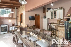 Casa à venda com 237m², 3 dormitórios, 1 suíte, 4 vagas, no bairro Vila Assunção em Porto Alegre