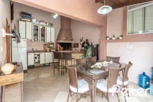 Casa à venda com 237m², 3 dormitórios, 1 suíte, 4 vagas, no bairro Vila Assunção em Porto Alegre