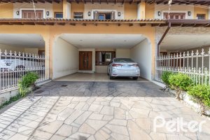 Casa à venda com 237m², 3 dormitórios, 1 suíte, 4 vagas, no bairro Vila Assunção em Porto Alegre