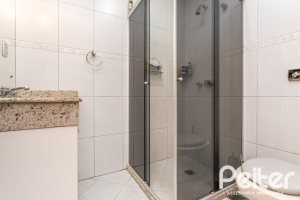 Casa à venda com 237m², 3 dormitórios, 1 suíte, 4 vagas, no bairro Vila Assunção em Porto Alegre