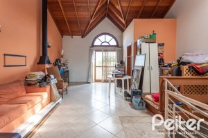 Casa à venda com 237m², 3 dormitórios, 1 suíte, 4 vagas, no bairro Vila Assunção em Porto Alegre