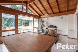 Casa à venda com 237m², 3 dormitórios, 1 suíte, 4 vagas, no bairro Vila Assunção em Porto Alegre