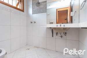 Casa à venda com 237m², 3 dormitórios, 1 suíte, 4 vagas, no bairro Vila Assunção em Porto Alegre